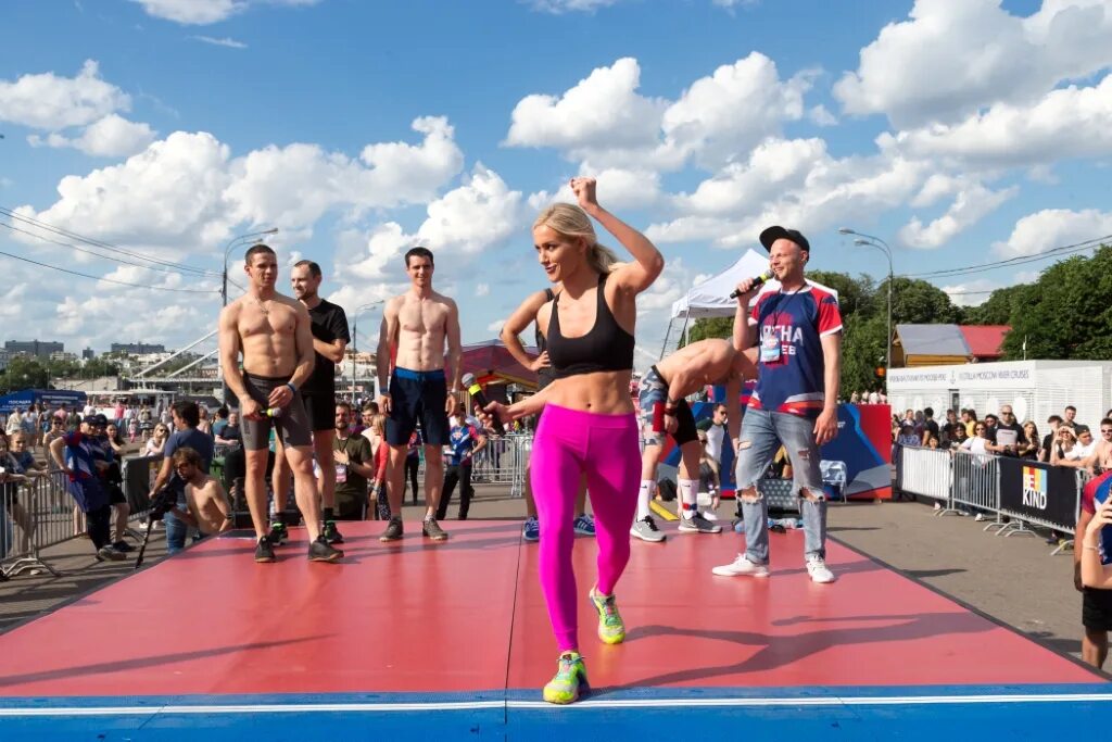 Найк бокс парк горького. Спорт в парке горького москва. Nike box msk баскетбольная площадка. Горьковская спортивная. Парк горького спортивные площадки.