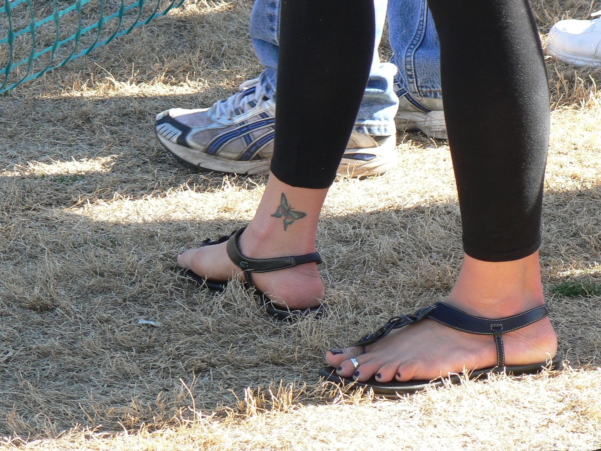 Пытка ног девушки. Пятки девочки в сандалях. Босые ноги девушек в татуировках. Devushki засветили подошвы ног.