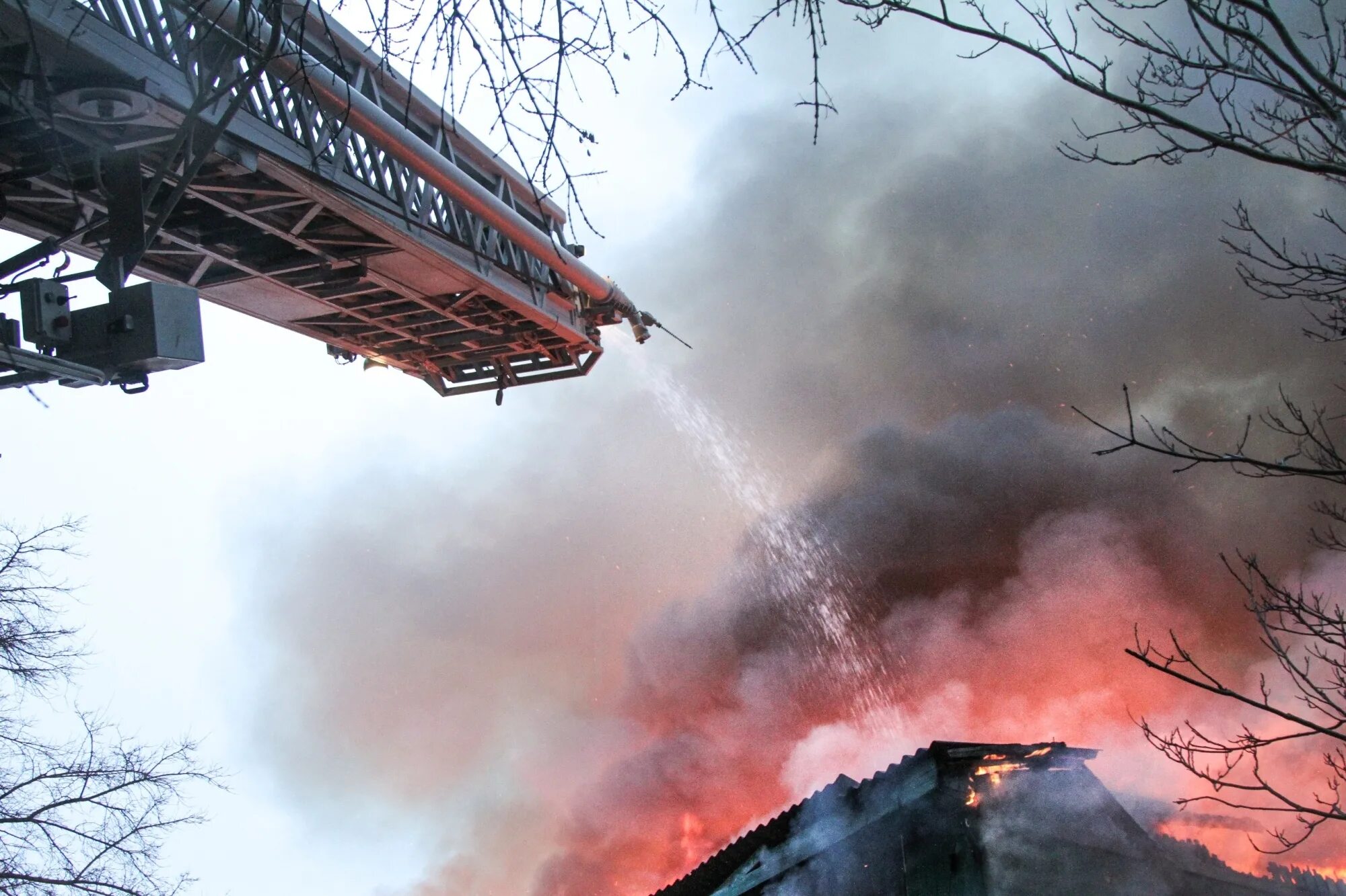 Сгорела многоэтажка. Пожар в деревянном многоквартирном доме. Крупнейший пожар в России. Пожар в Севастополе сегодня в Инкермане. Пожар в Инкермане сегодня.