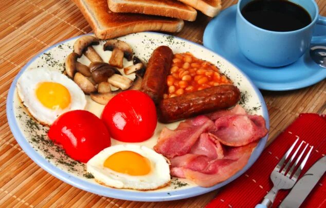 Головы на завтрак думаю о завтрак. Веселый завтрак. Завтрак в английском стиле. Игра веселая семейка. Головы на завтрак думаю о завтрак.