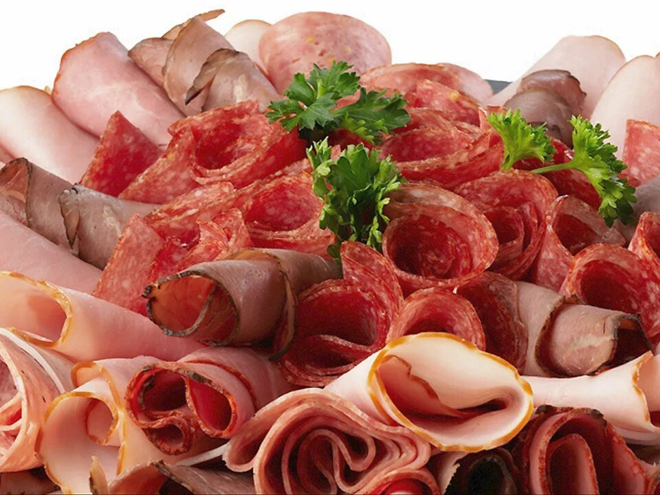 Нарезка колбас как называется. Мясная нарезка. мясное ассорти. нарезка мясных изделий. колбасная нарезка.