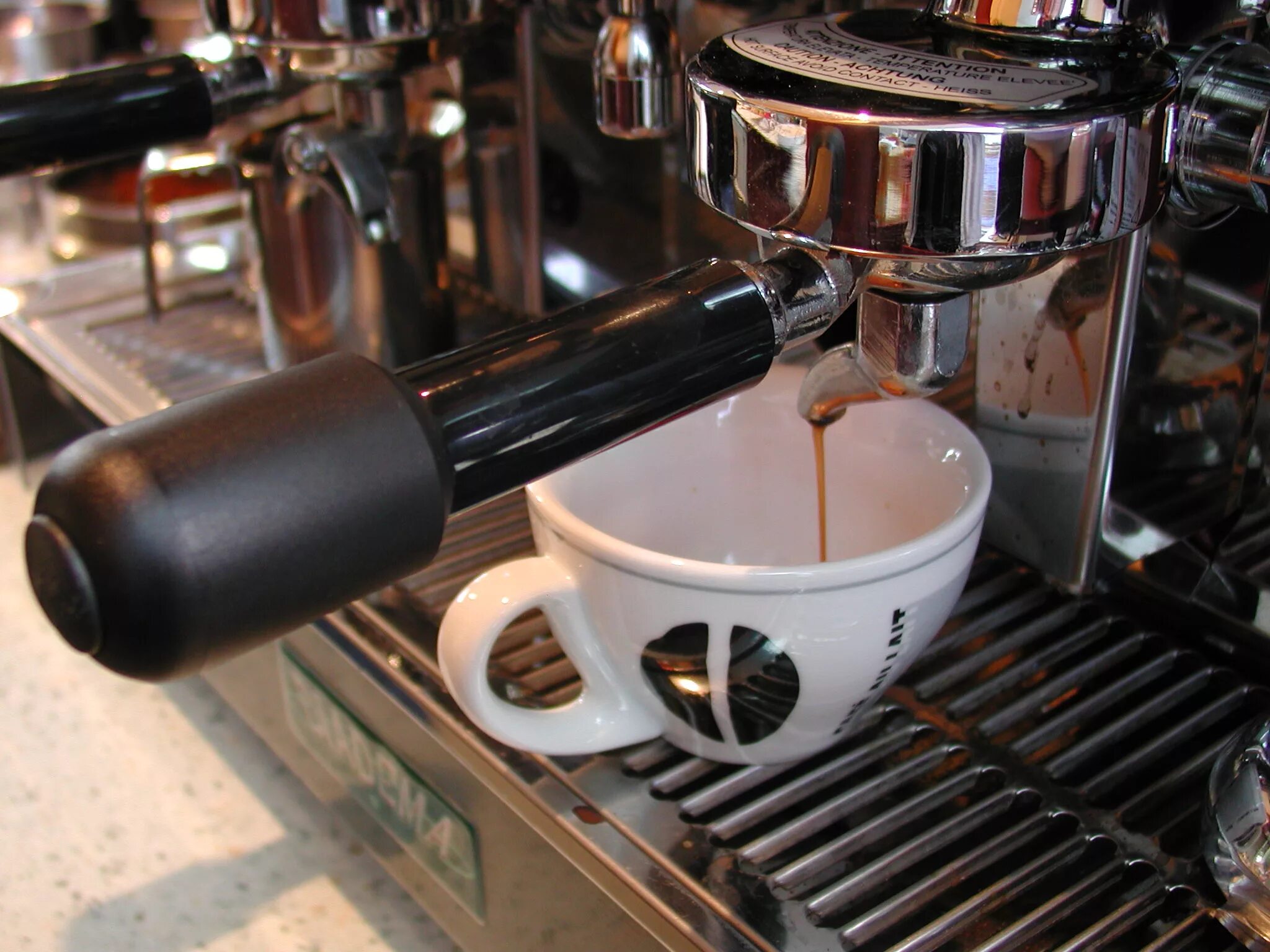 Кофемашина для варки кофе. Кофемашина и кофе. Кофе для кофеварки. Кофе для Рожковой кофеварки.