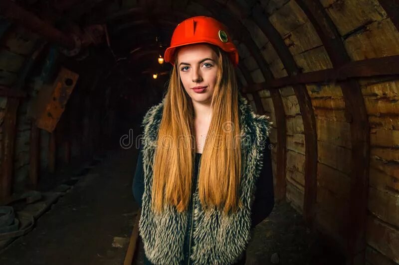 Девушка в шахте игра. Девушка в шахте игра. Женский труд в шахте. Шахты игровая графика. Девушка шахтер.