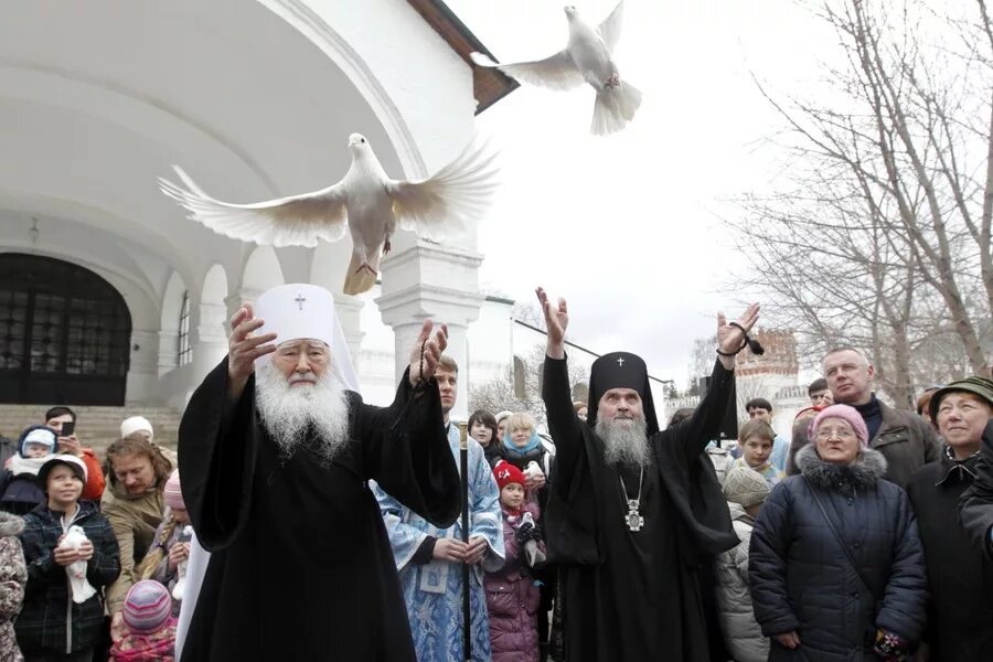 Ездят ли на благовещение на кладбище. Патриарх выпускает птиц на Благовещение. Благовещение голуби. Выпуск голубей на Благовещение.