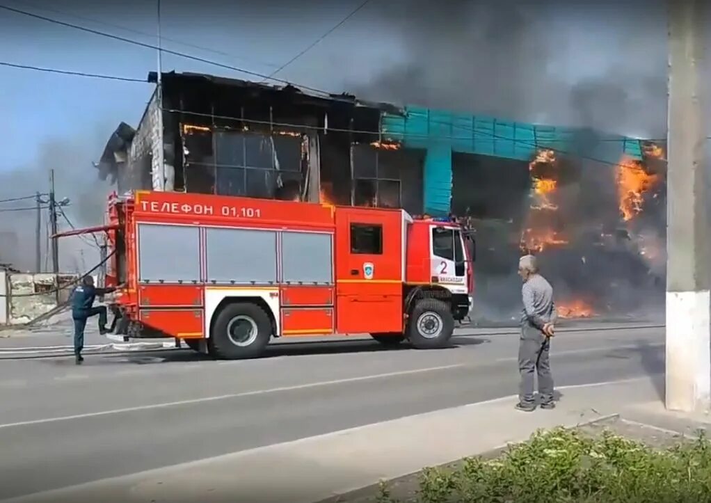 Что горит в краснодаре сейчас. Пожар в южном краснодар. пожарные краснодара. в краснодаре сгорел торговый центр. пожар на южной.