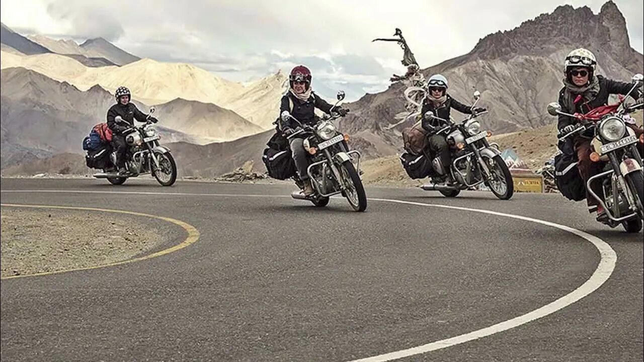 Royal Enfield Goa. Royal Enfield Riders. Мотоцикл и гонка трейлер. Гонки на мотоциклах в пустыне.