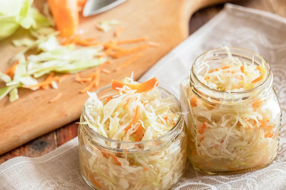 Капуста с чесноком быстрого. Квашеная капуста хрустящая. капуста квашеная с морковью и хреном. капуста в стеклянных банках. капуста квашеная с хреном.