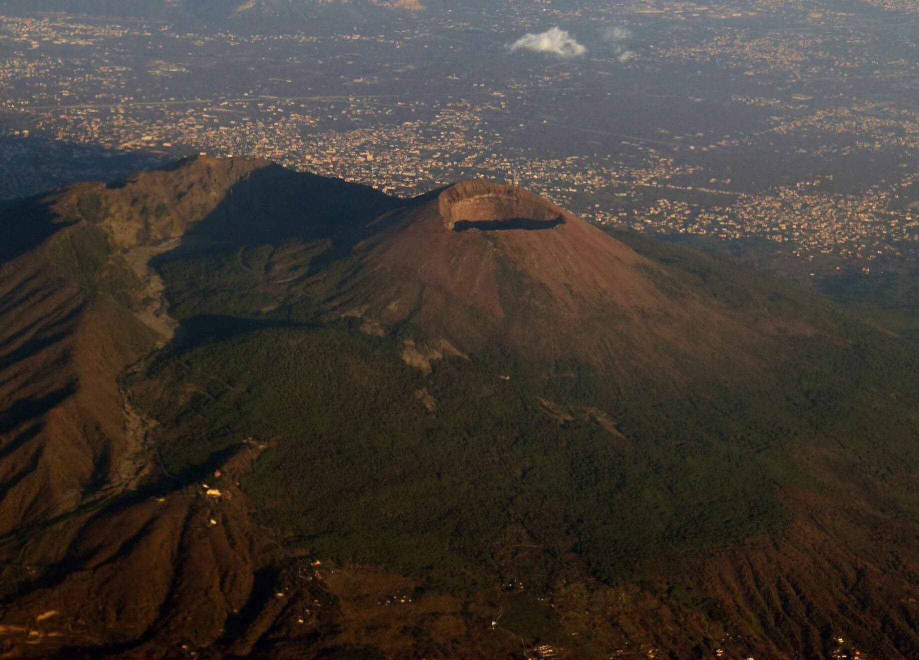 Где находится вулкан везувий потухший или действующий. Вулкан Везувий в Италии. Национальный парк Везувий Италия. Гора Везувий Неаполь. Кратер Везувия.