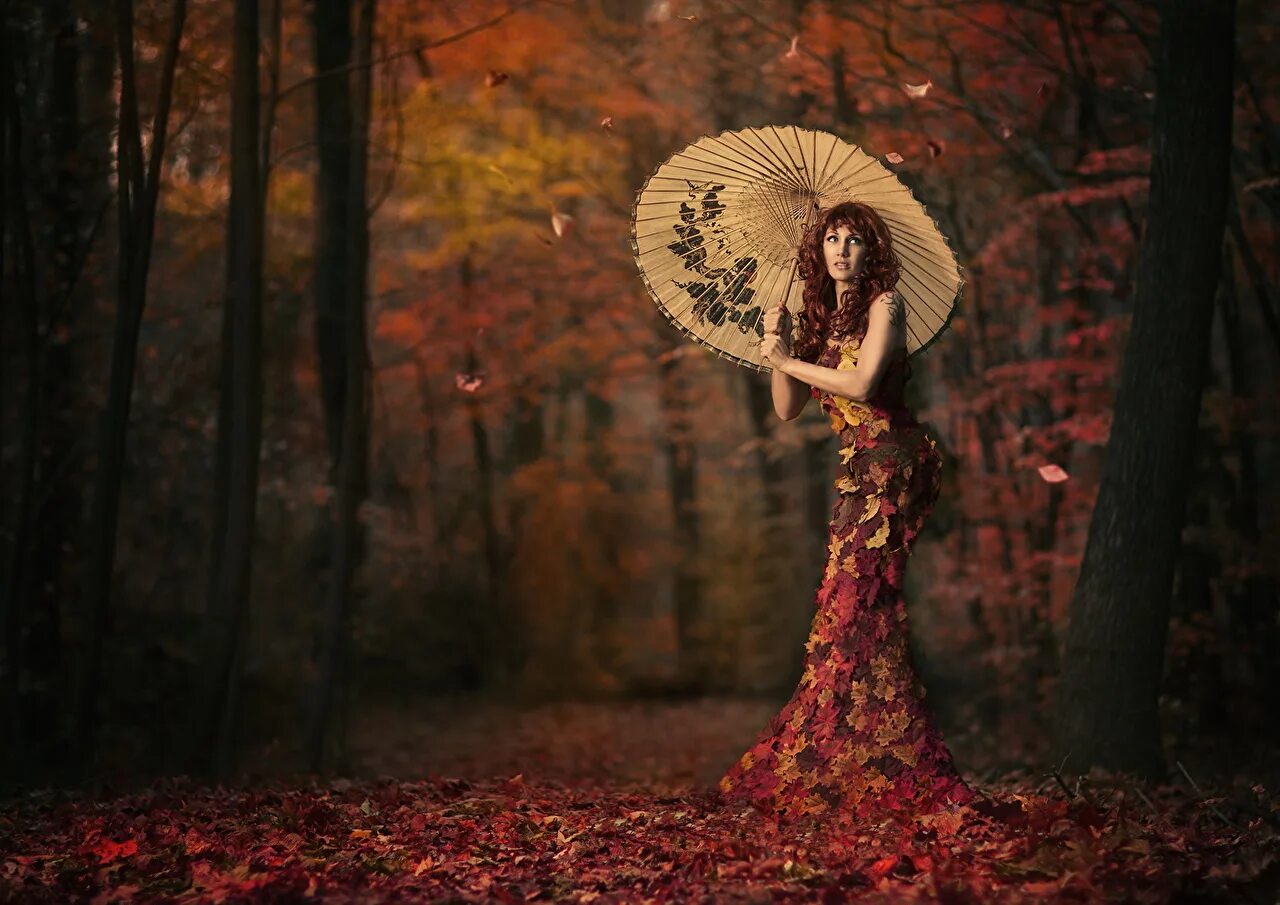 Umbrella dress. Осенняя фотосессия необычная. Девушка в лесу осенью. Девушка осень. Девушки платье листья.
