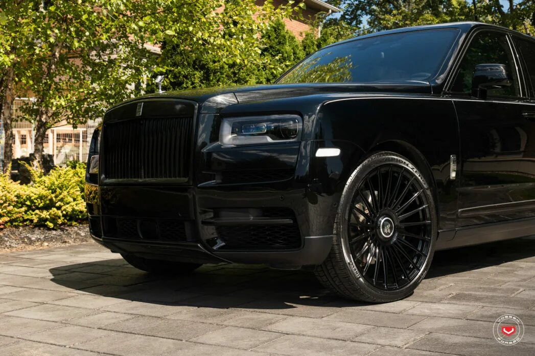 Диски роллс ройс. Роллс Ройс Куллинан r24. Rolls Royce Cullinan 24 диски. Колеса Rolls Royce Cullinan. Rolls Royce Cullinan черный.