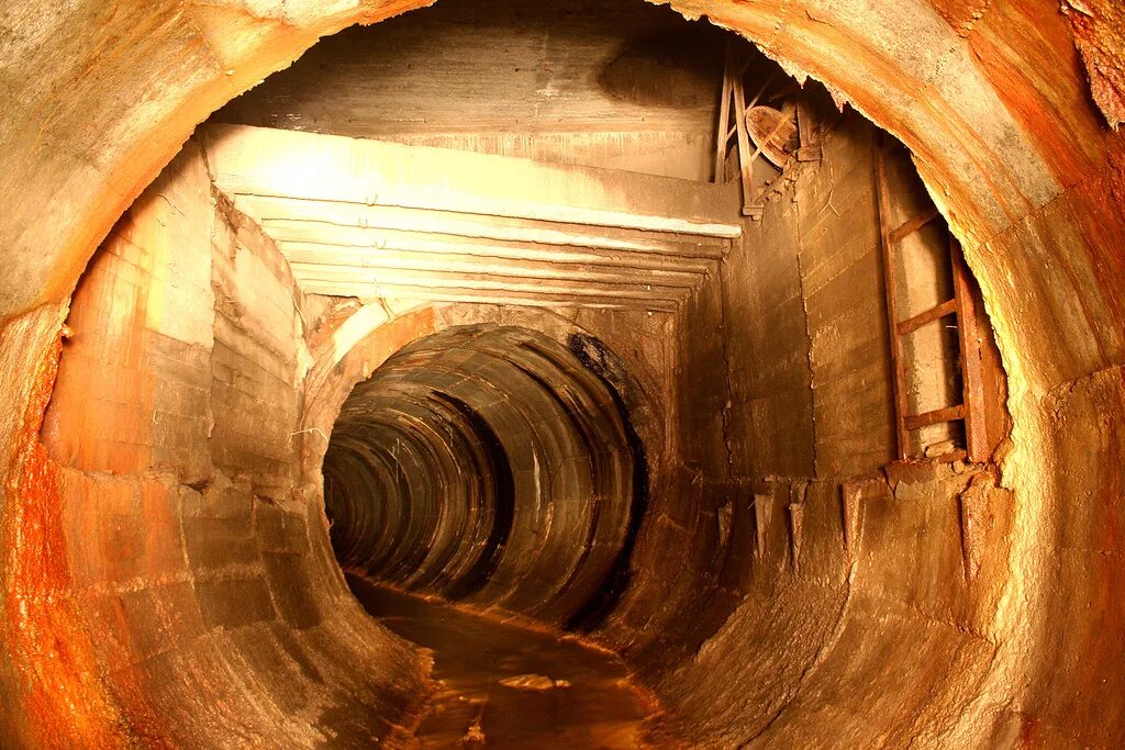 Коллектор в городе. Канализация. Канализационный тоннель. Канализационный коллектор. Тоннель канализации.
