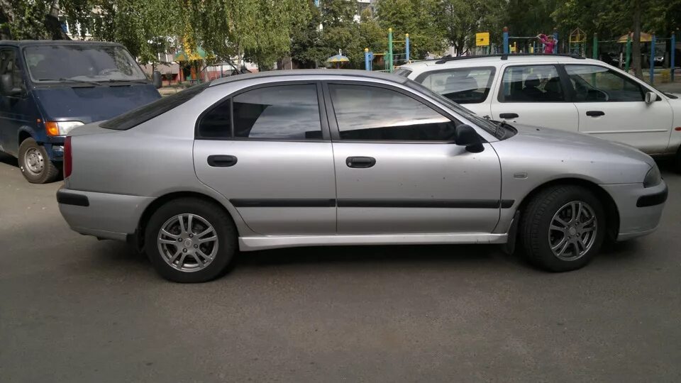 Мицубиси каризма замена. Митсубиси Каризма 2002 1.6. Тонированная Mitsubishi Carisma 2002. Митсубиси Каризма 2003. Митсубиси Каризма 2001.