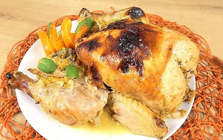 Как вкусно замариновать куриные бедра для запекания. Курица в апельсиновом маринаде. курица в апельсиновом маринаде в духовке. курица в цитрусовом маринаде. куриные бедра с апельсинами в духовке.