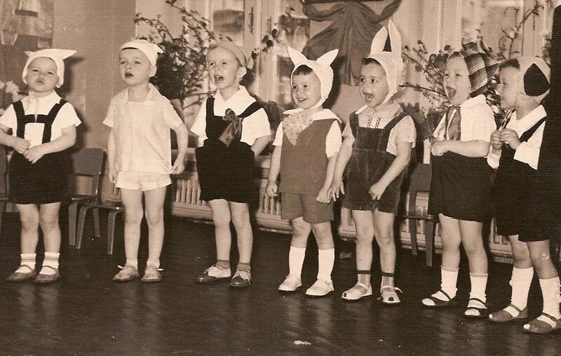 детский сад хор. дети поют. советский костюм зайчика. хор детей. пение в детском саду.