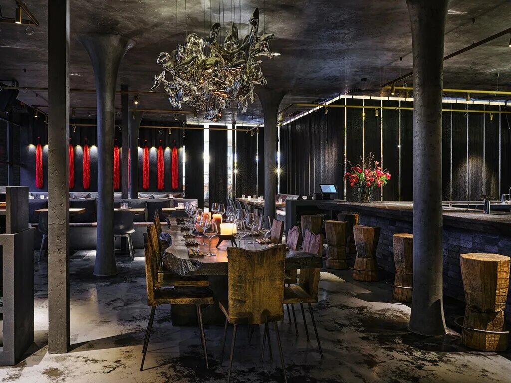 недовольный официант. работают ли сейчас рестораны. высота 5642 якиманка. официант в кафе. ресторанный бизнес.