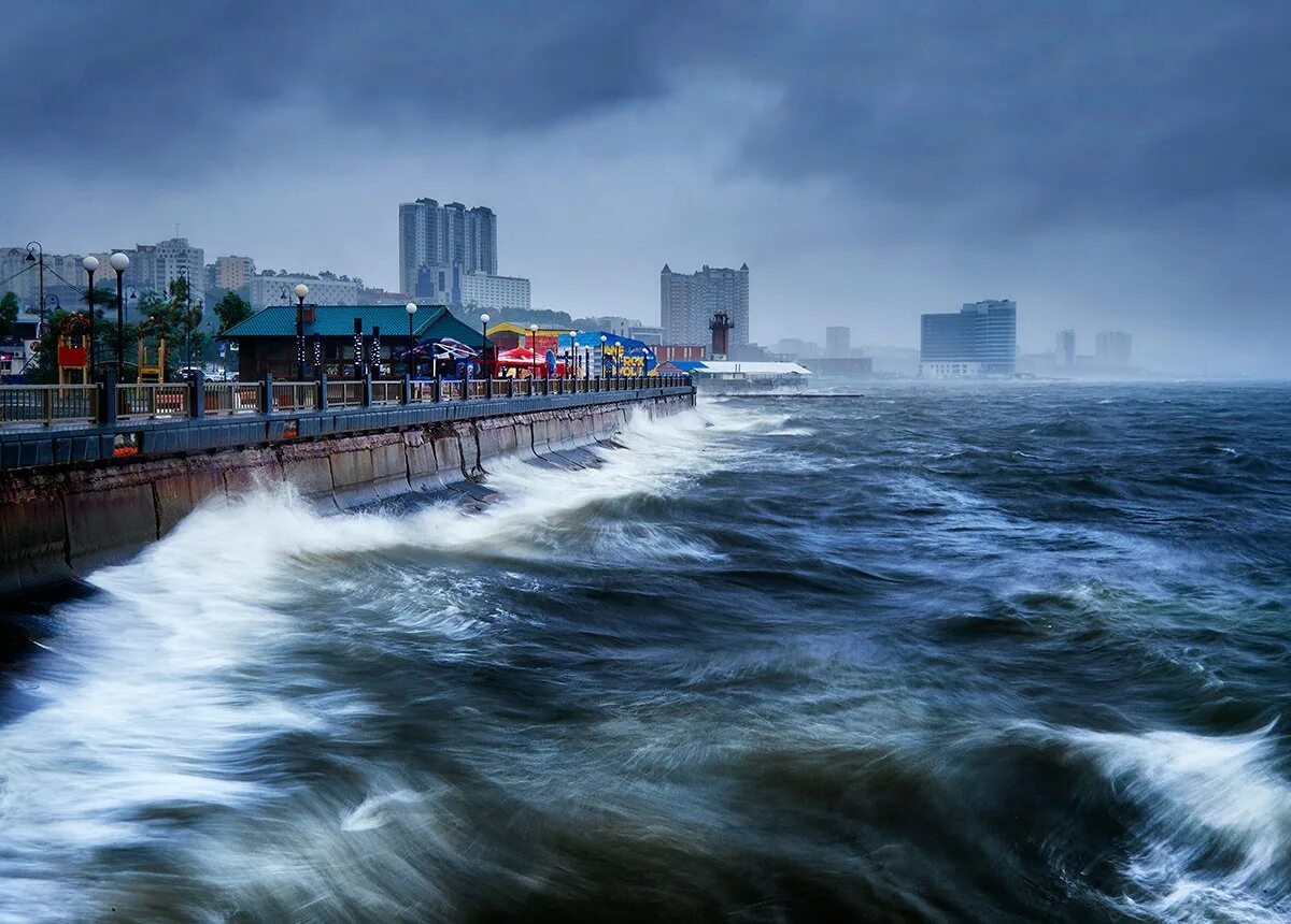 Тайфун Владивосток. Владивосток шторм. Ураган во Владивостоке. ЦУНАМИ Владивосток.