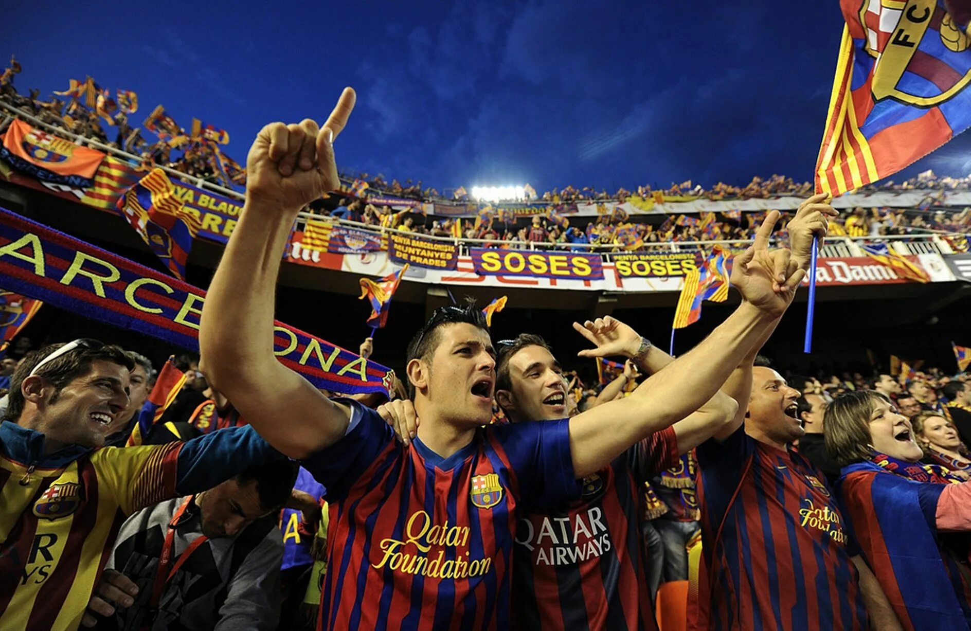 Барселона фк болельщики. Фанаты барселоны. Барселона фк болельщики. Болельщики барселоны на камп ноу. Стадион барселоны с болельщиками.