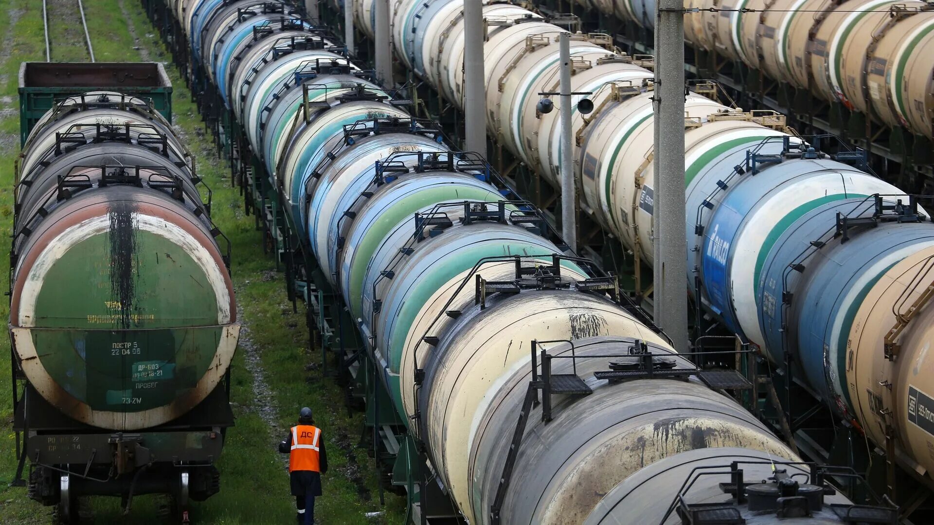 Перевозка нефти. Rail tank car-железнодорожная цистерна. Вагон цистерна бтс. Вагон товарняк цистерна. Вагон цистерна.