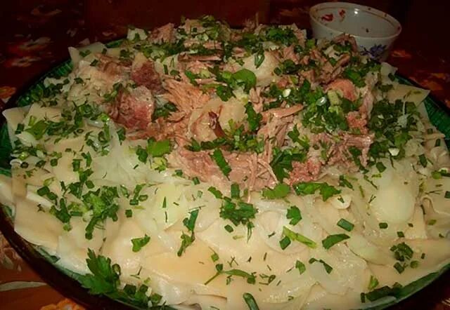 Как приготовить бешбармак из курицы. Бешбармак татарский. татарское блюдо бешбармак. бешбармак из курицы. бешбармак по-татарски.