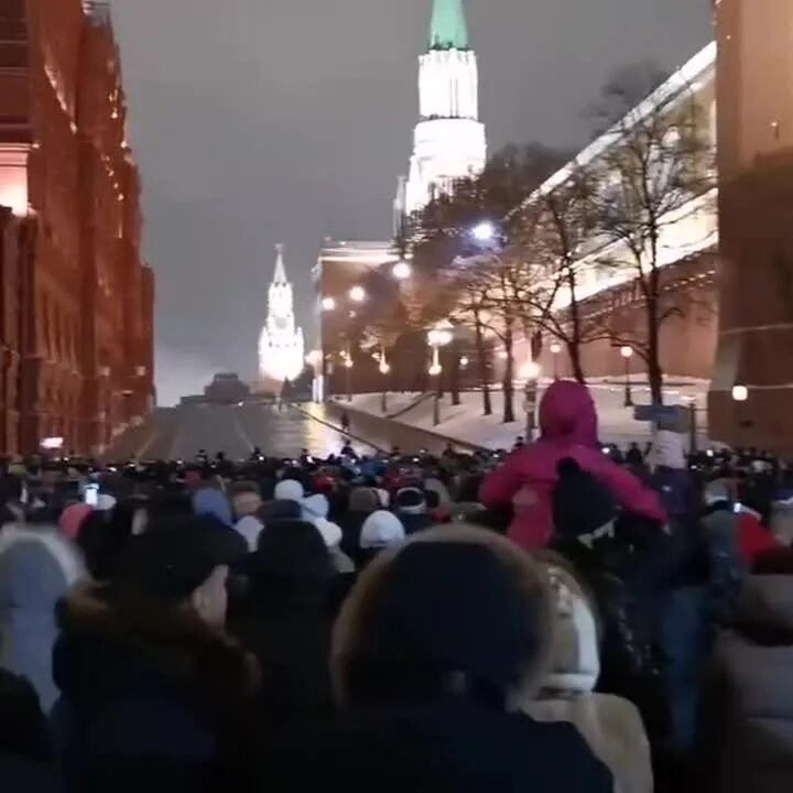 На сцене установленной прямо на площади играют. Закрытие красной площади. Проход на красную площадь сегодня. Люди на красной площади 31 декабря. Закрыта красная площадь сегодня.