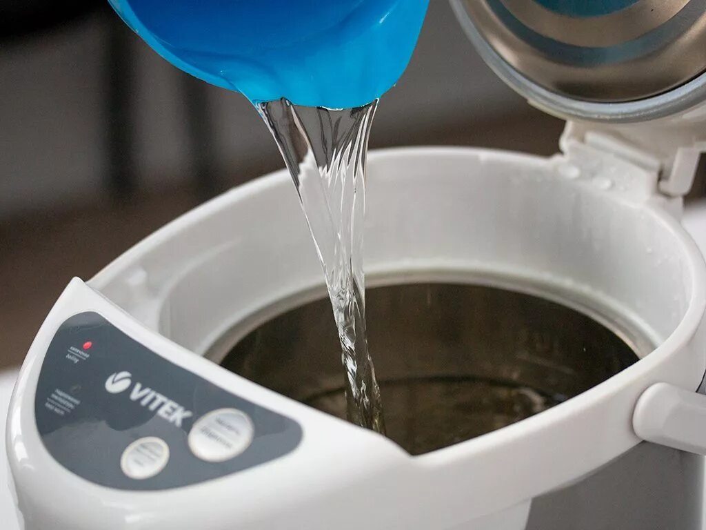 Как налить 5 л. Термопот налей воды. Наливание жидкости в кружку. Наливает воду. Аппарат воду наливать.