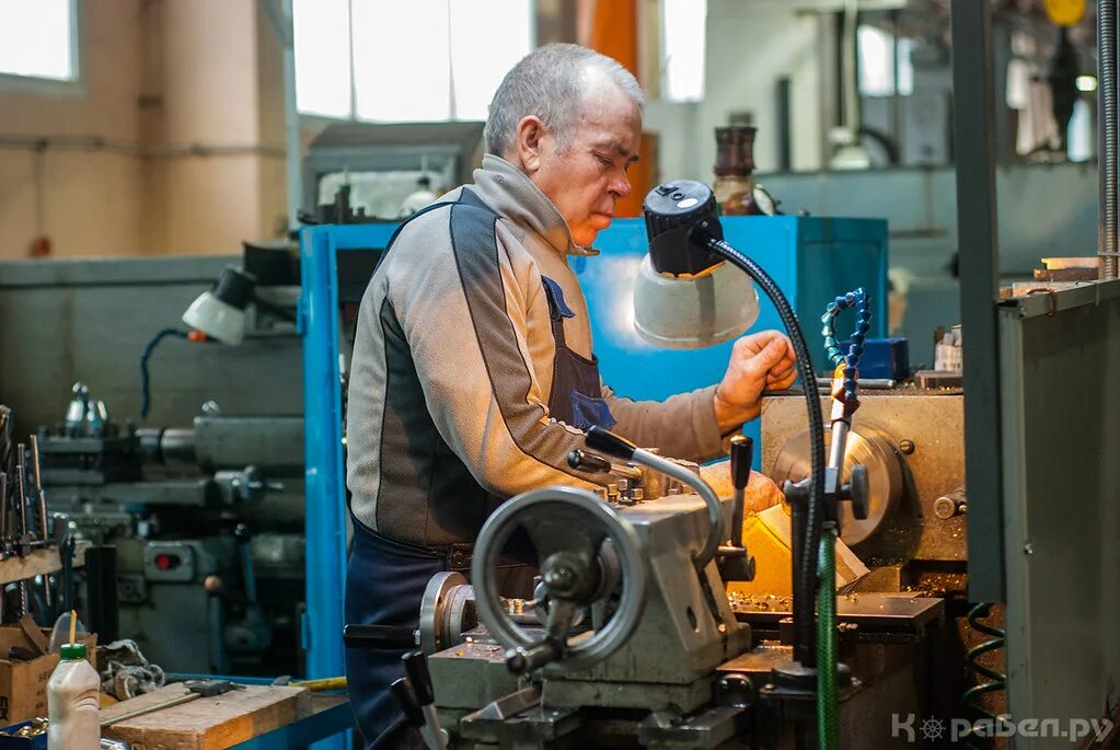 Работа токарь в москве свежие. Работа токарь в москве свежие. Токарь судовой. Профессия фрезеровщик. Токарь расточник.