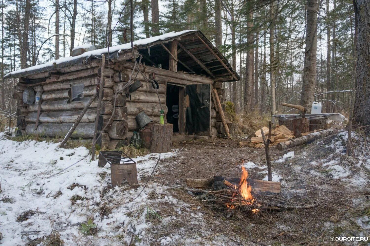 Охотничьи зимовья в тайге Восточной Сибири. Заимка зимовье Томск. Заимка охотника в тайге. Охотничьи зимовья и избушки в тайге.