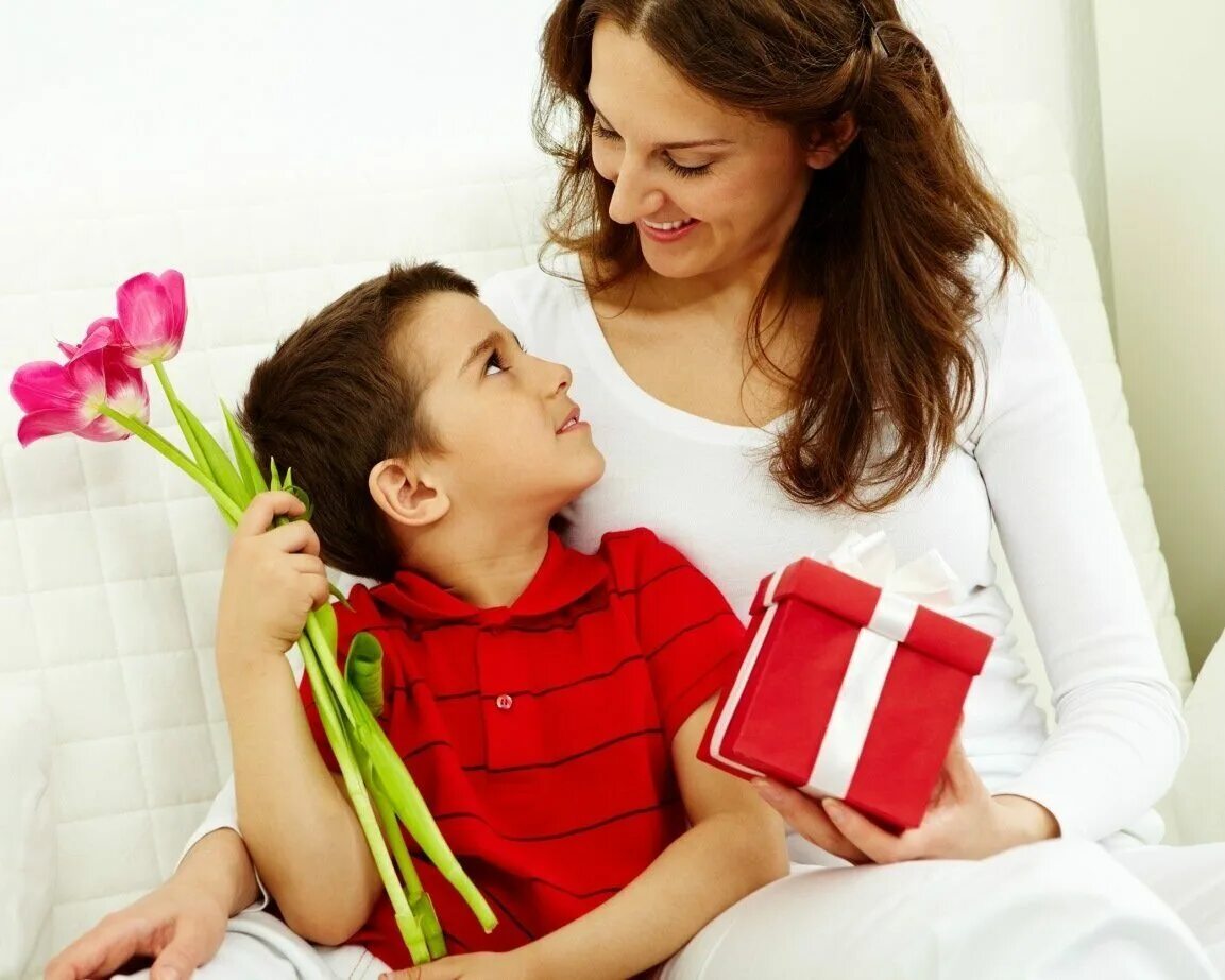 дарить подарки на новый год. ребенок дарит подарок. дочка дарит подарок маме. подарок маме. мама дарит подарок.