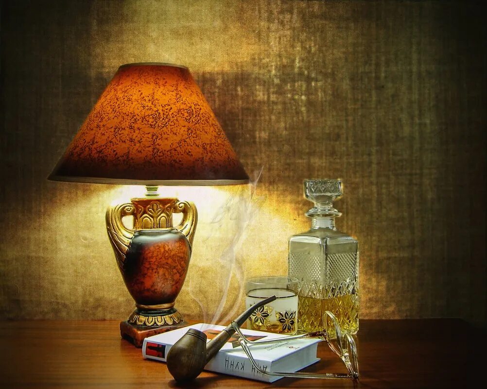 освещение от настольной лампы. настольная лампа в живописи. натюрморт с настольной лампой. сет от настолькой лампы. лампа настольная кгб зеленая.