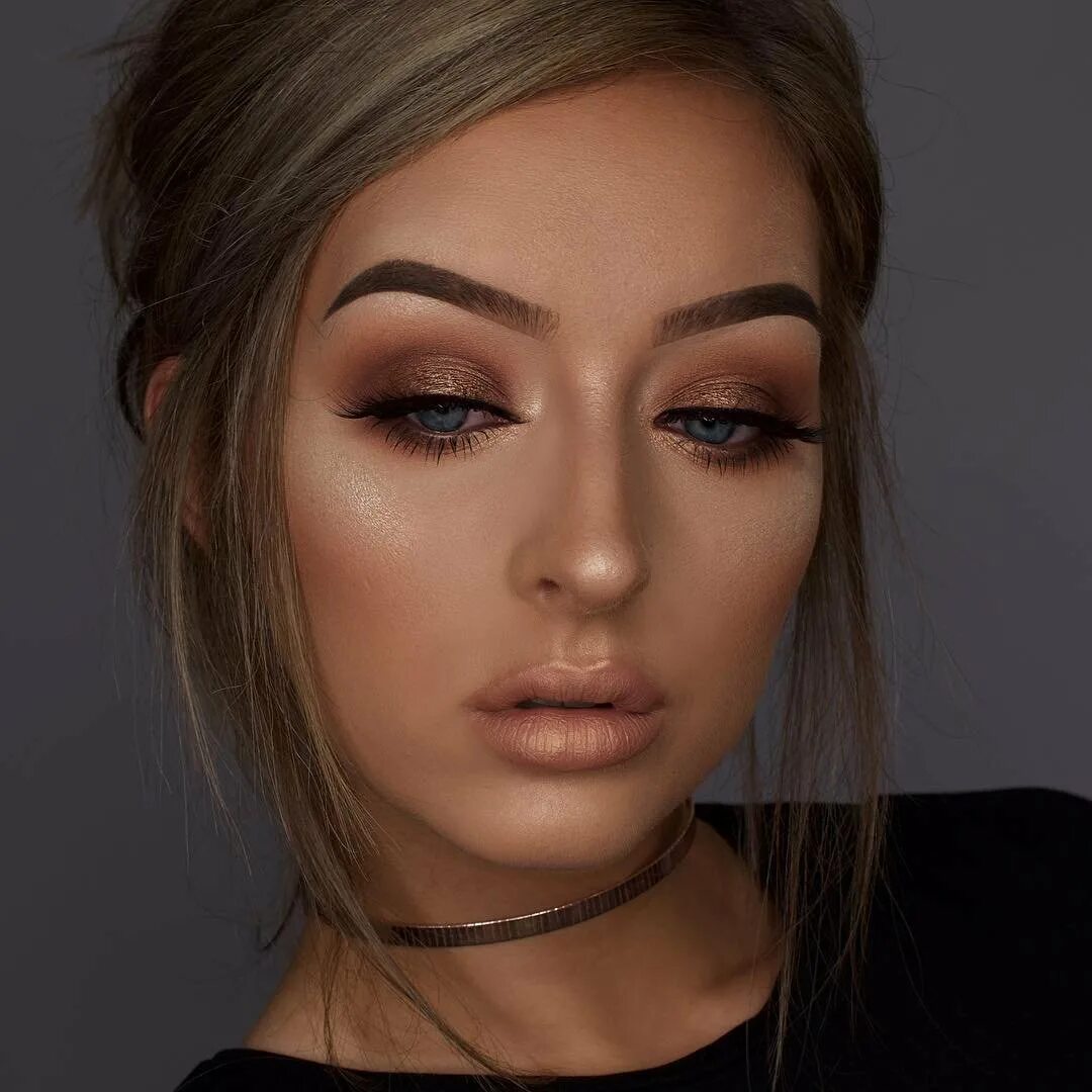 Хало айс макияж. Макияж нюдовый смоки. Макияж для азиатских глаз. Стрелки тренд 2021. Смоки айс 2022.