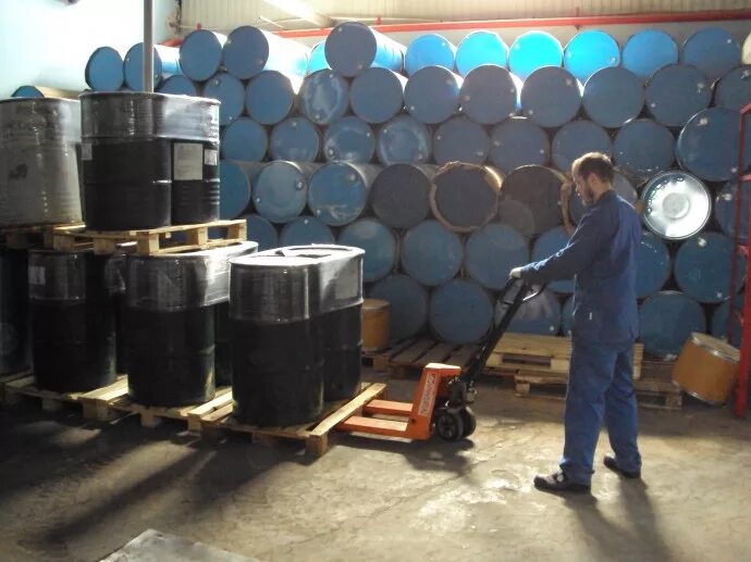 Яблочный концентрат в бочках. Хранение патоки. Хранение патоки. Вертикальные резервуары для нефтепродуктов. Хранилище для патоки.