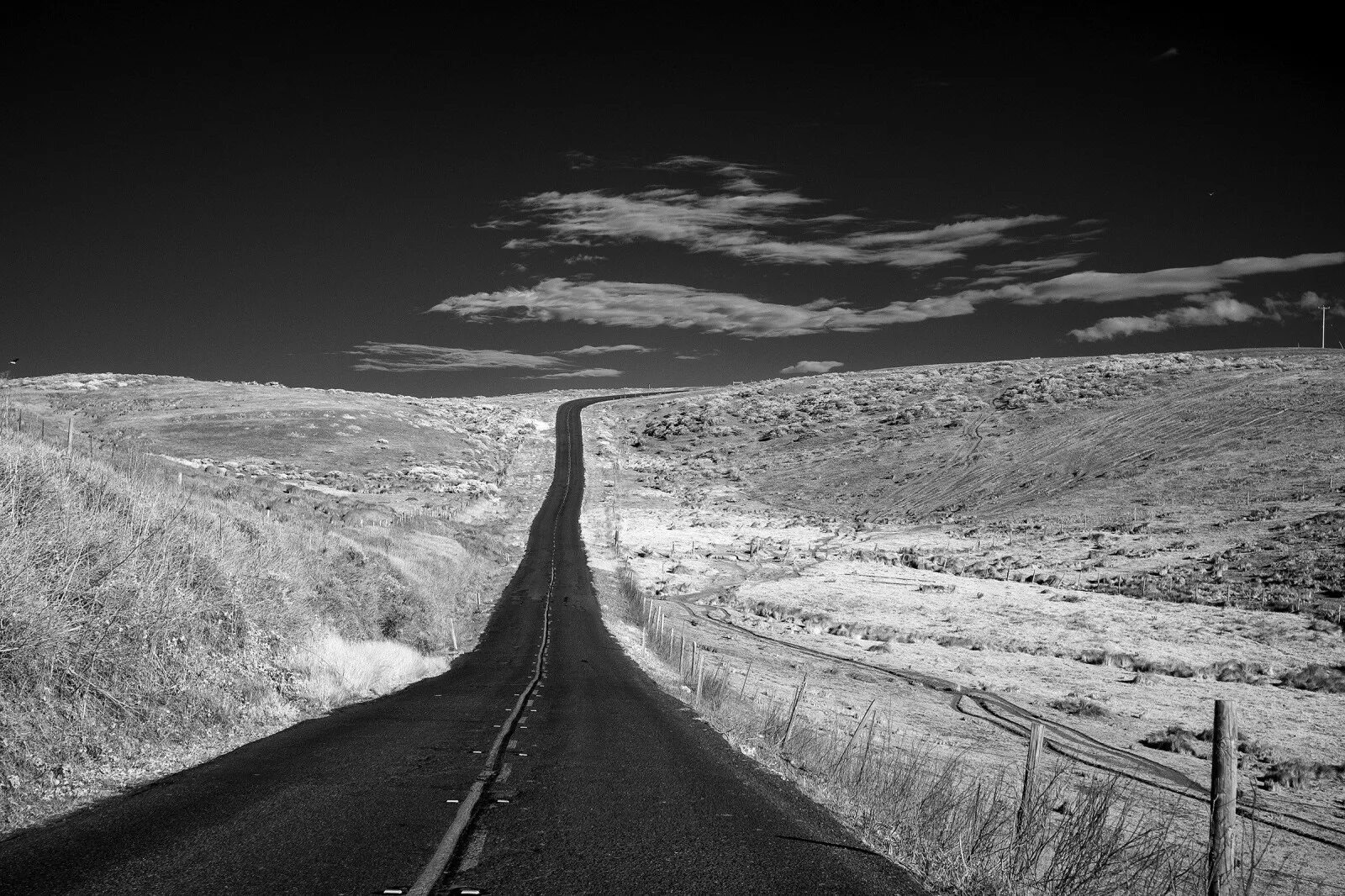 В никуда история. Дорога. Дорога уходящая вдаль. Дорога никуда. Белая дорога.