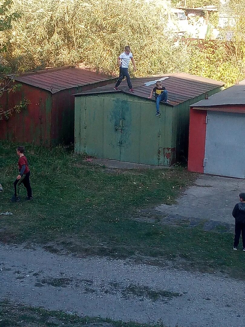 Брянск подслушано типичный новости брянска. Прыганье по гаражам. Прыжки по гаражам. Лазить по гаражам.