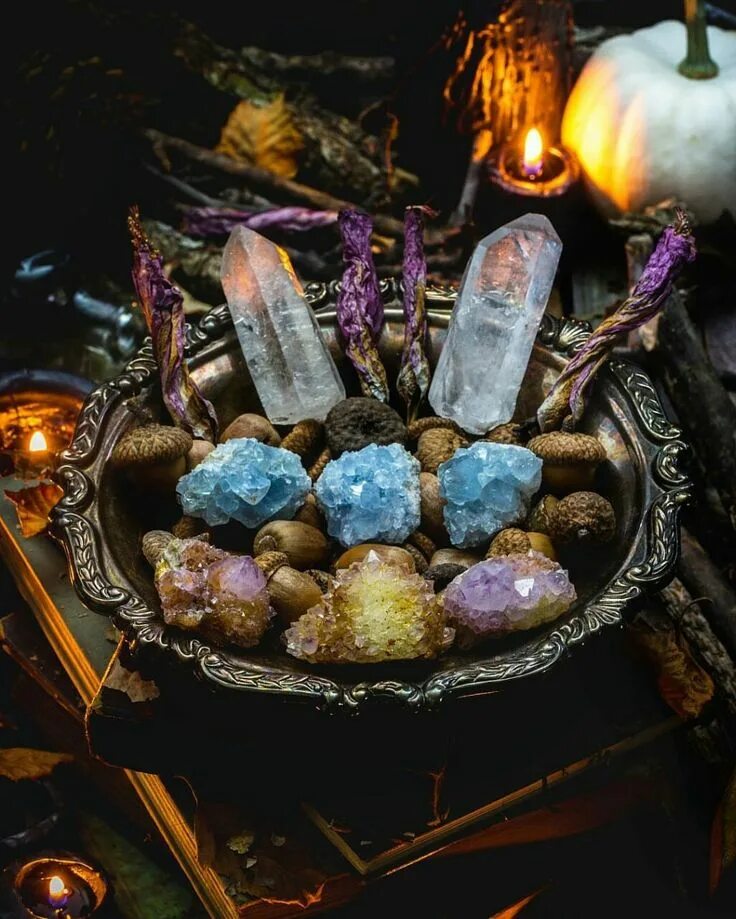 Witch stones. Каменный магический алтарь. Камень ведьм. Алтарь для камней камней. Магия камней волшебство.