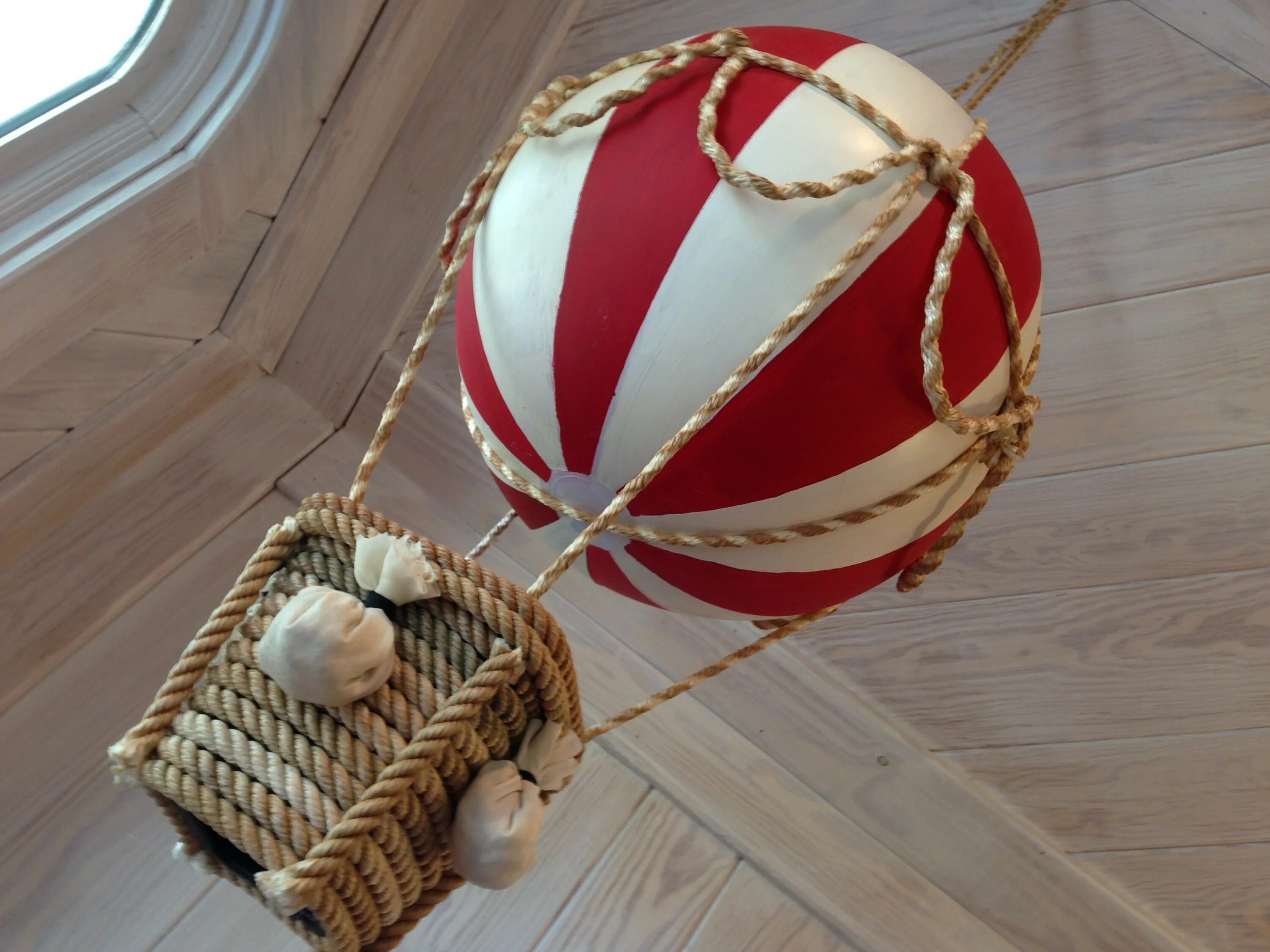 Воздушный шар на веревке. Корзинка для воздушного шара. Воздушный шар на канате. Поделка воздушный шар с корзиной.