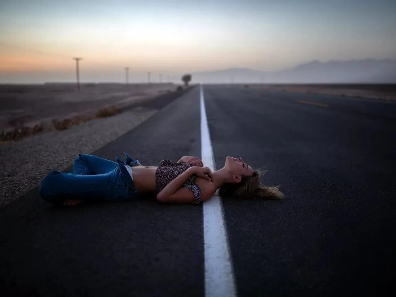 Просит остановиться. Фотосессия на дороге. Идеи для фотосессии на дороге девушке. Девушка на дороге. Девушка лежит на дороге.