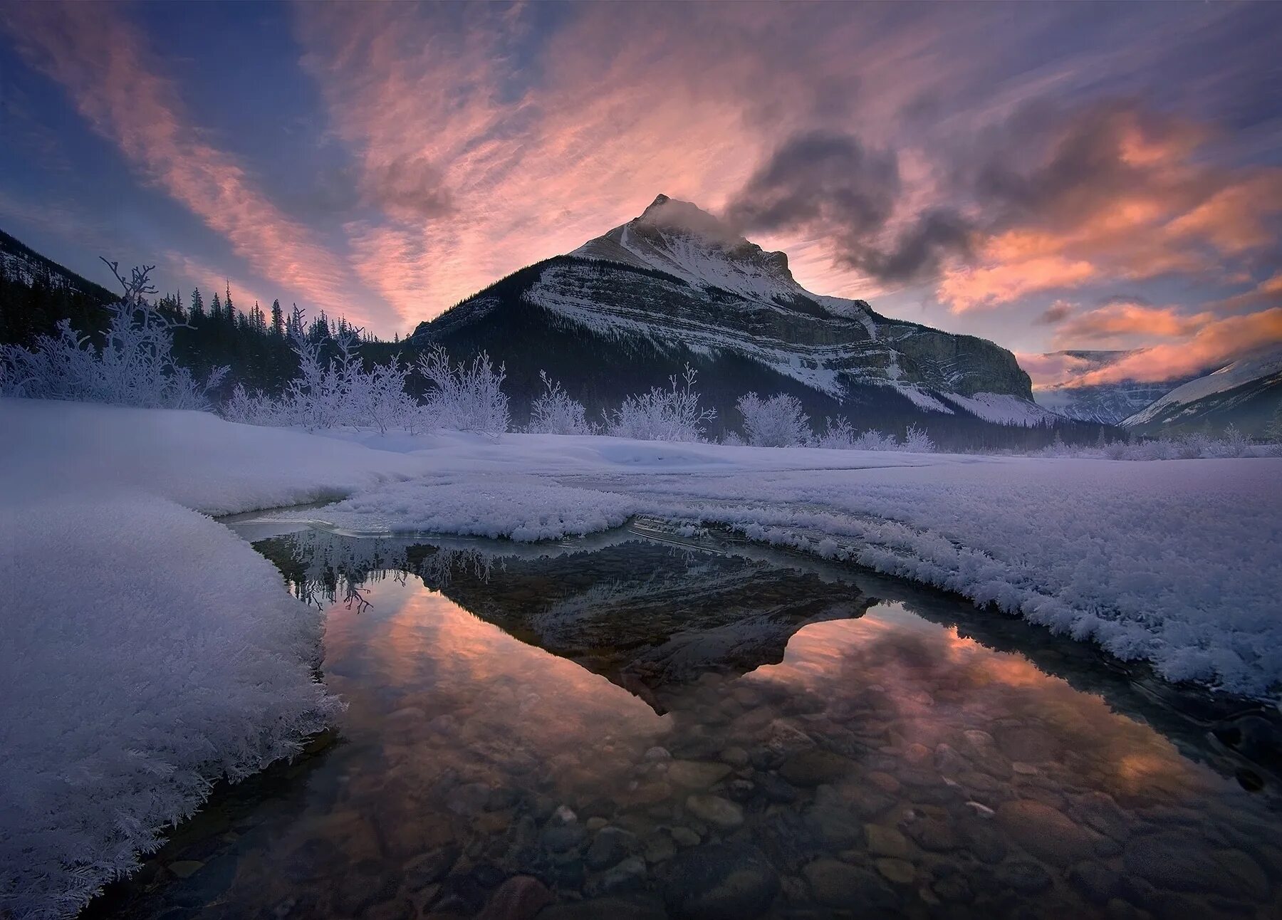 Озеро морейн альберта канада hd. Солнце горы золотило. Озеро морейн альберта канада закат. Великолепие 3. Озеро морейн на карте.