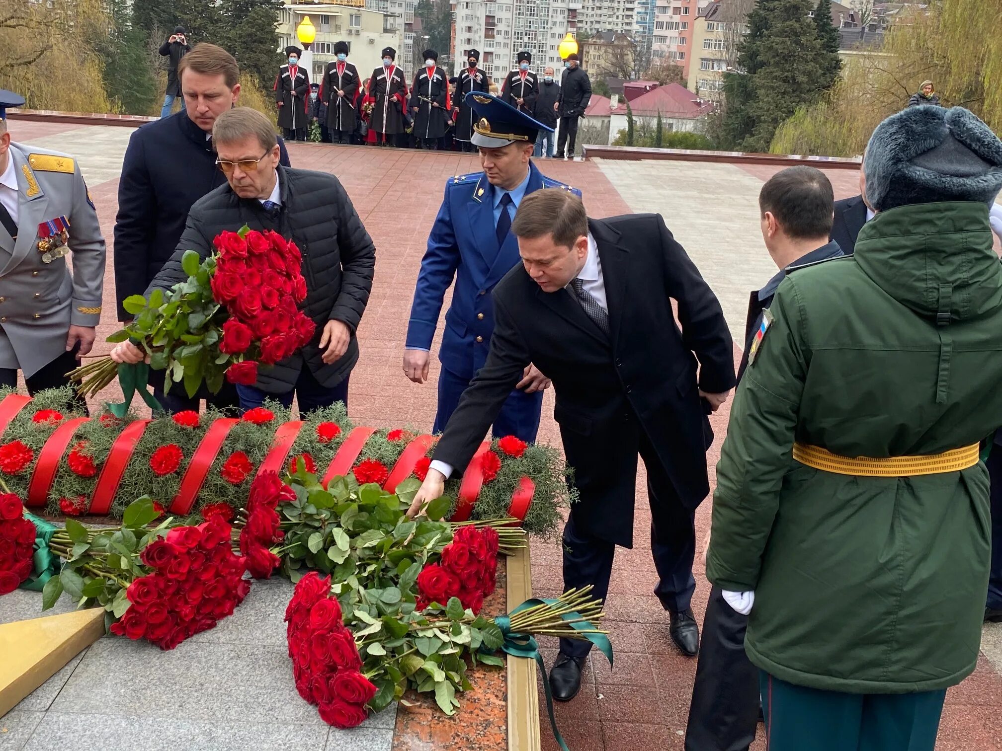 9 мая вечный огонь. церемония возложения цветов. возложение цветов к памятнику. принял участие в возложении цветов. принял участие в возложении цветов.