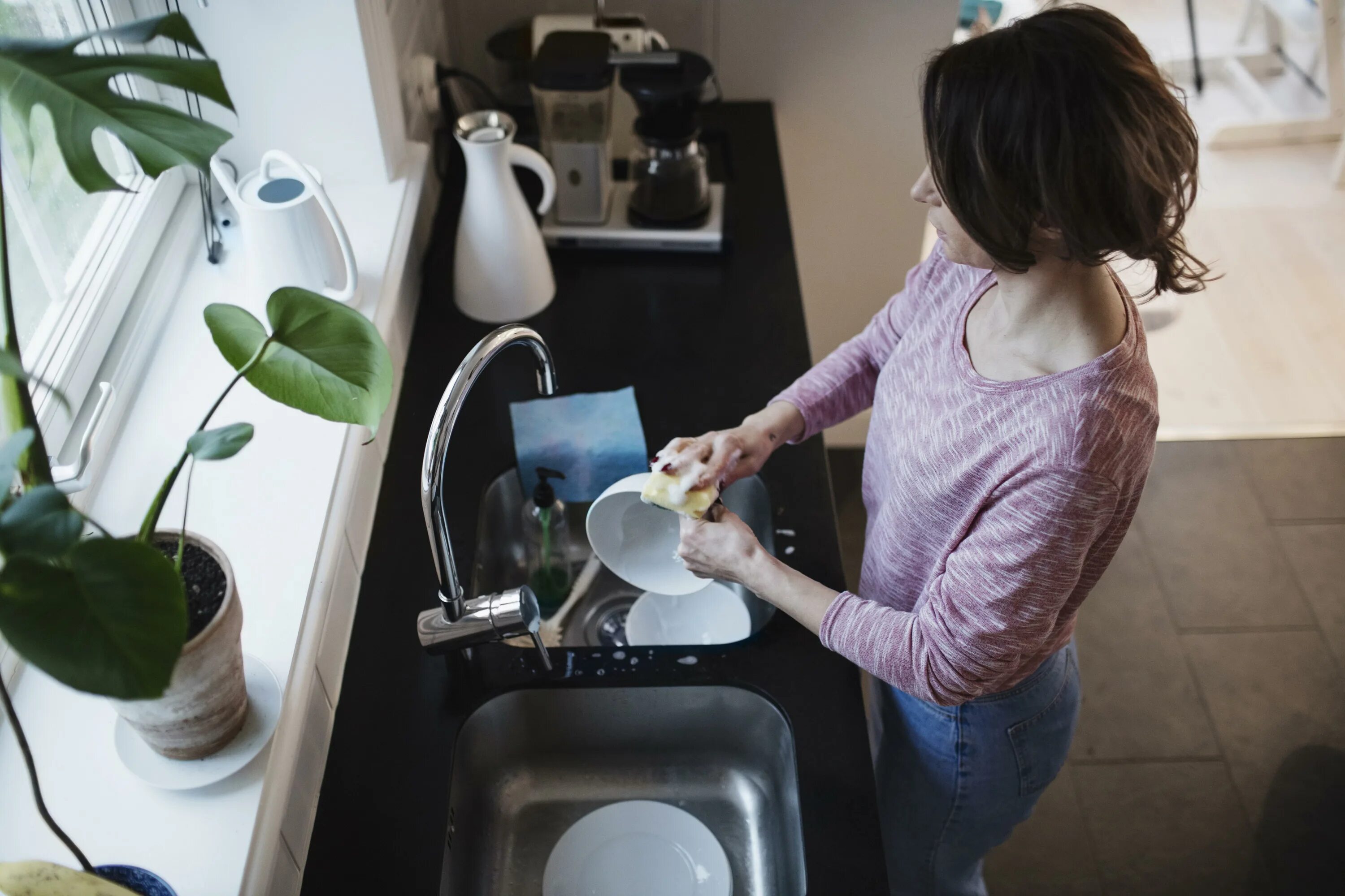 Женщина моющая посуду. Моем посуду руками. Wash up the dishes. Фото девушка моет посуду без лица.