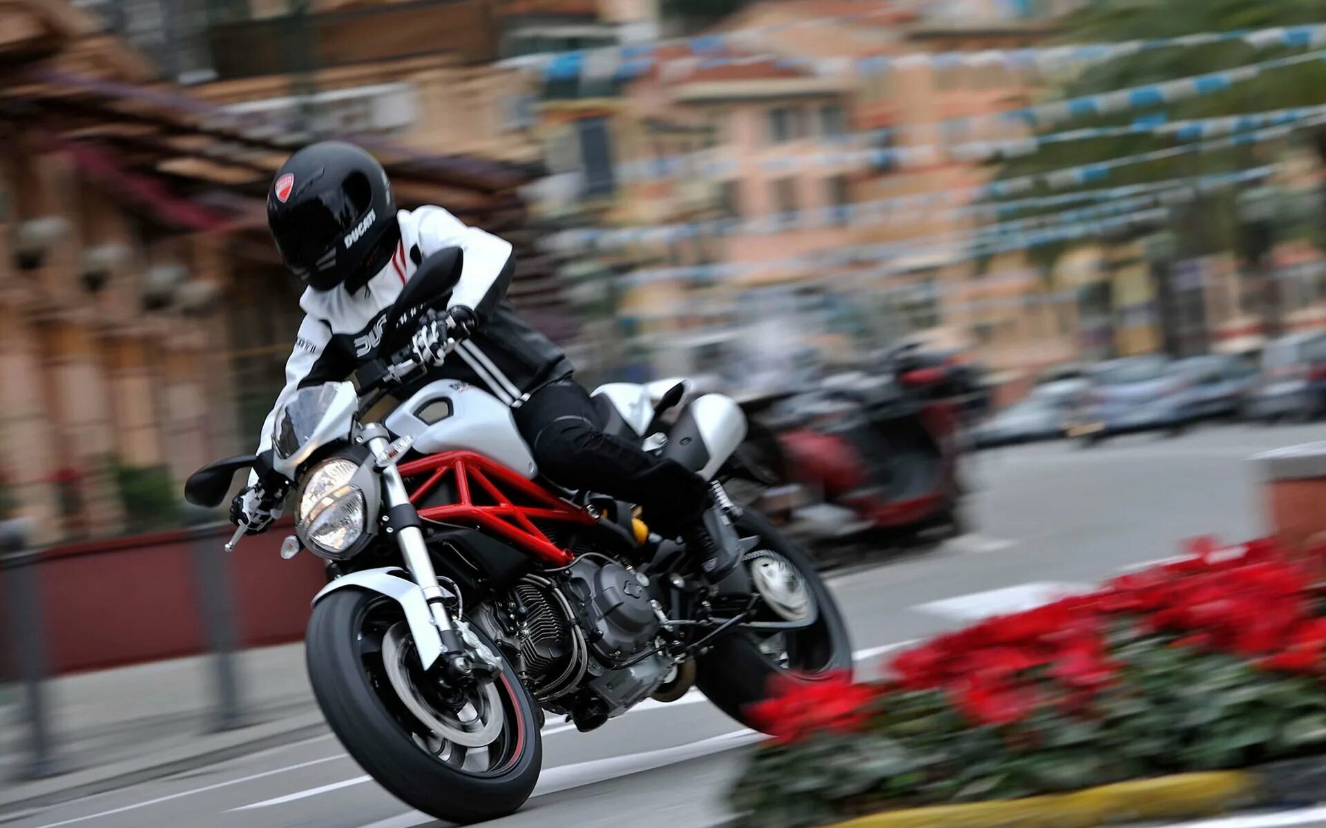 Городской байк. Ducati Monster 796. Ducati Monster 2022. Ducati Monster 2023. Ducati Monster 796 с пассажиркой.