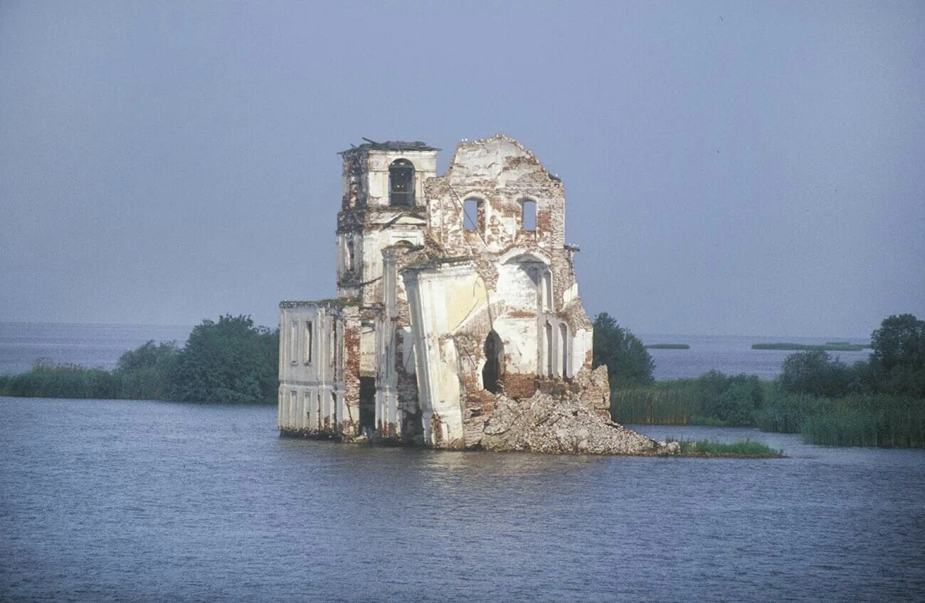 Сколько людей жило в крохино. Церковь Рождества Христова (Крохино). Крохино Вологодская область Церковь. Затопленная Церковь Крохино. Крохино Церковь на воде.