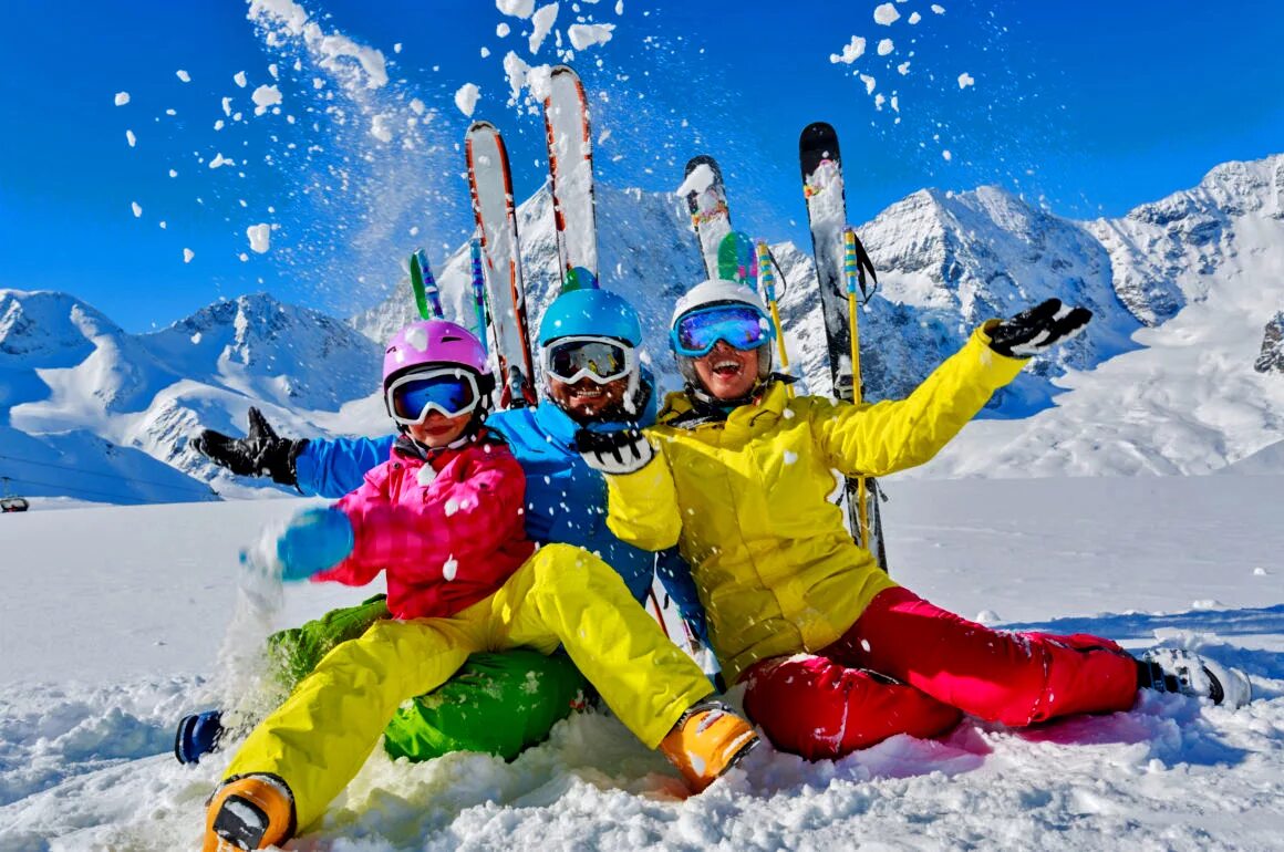 Катание на горнолыжном курорте. Горнолыжный туризм. Зимний спорт. Катание на горных лыжах. Люди на горнолыжном курорте.