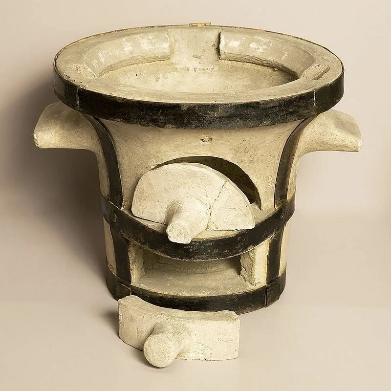 Pottery workshop wallpaper. Реторта из огнеупорной глины. Огонь из керамики. Огонь в кувшине. Посуда на гончарном круге.