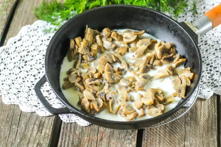 Жареная картошка с грибами в сливочном соусе. Картошка с грибами в сливках на сковороде. Шампиньоны в сливках на сковороде. Вешенки в сливках на сковороде.