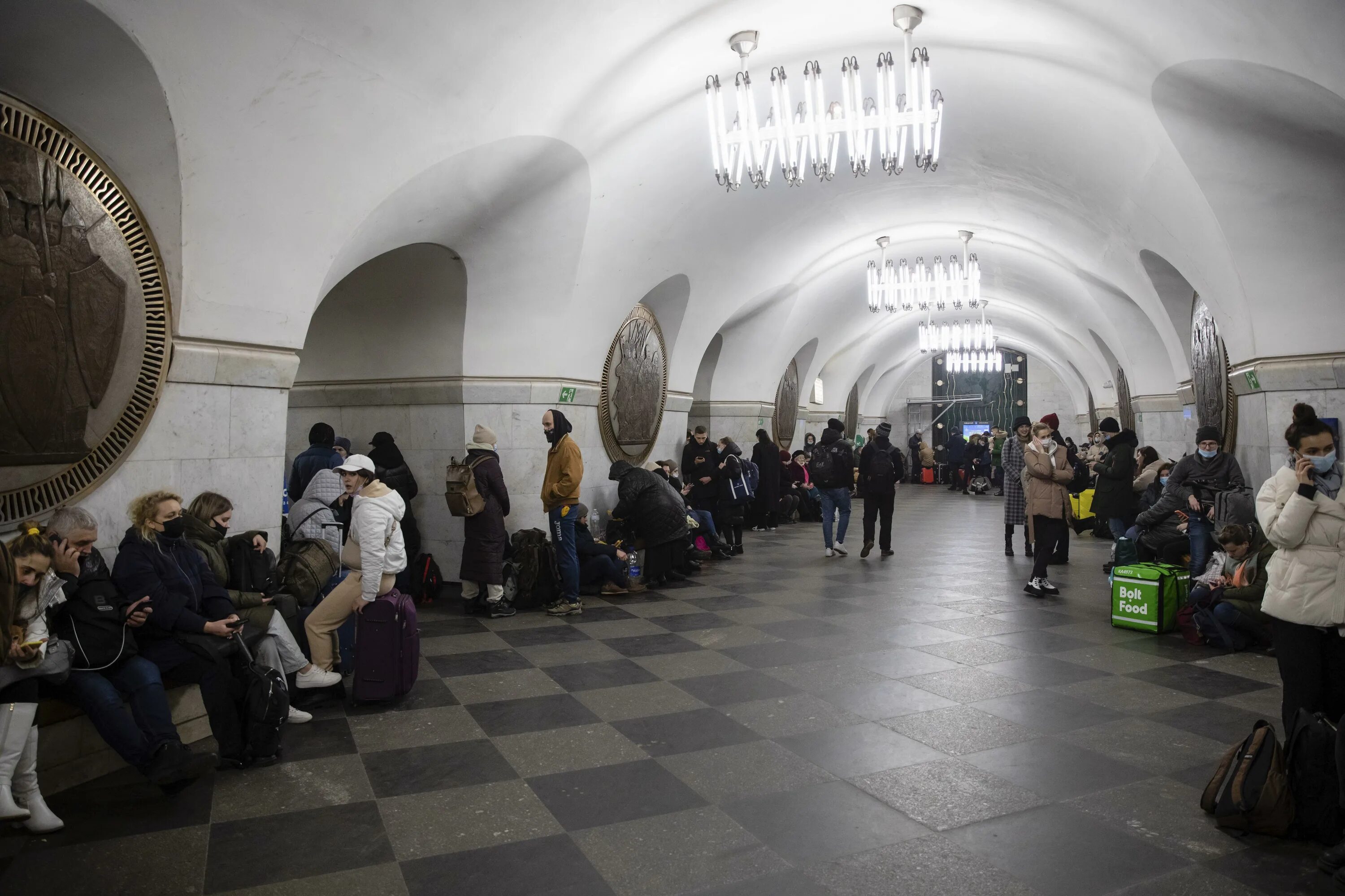 Станции метро Киева. Люди в метро. Станция метро украинская. Киевское метро бомбоубежище. Жители харькова покидают город