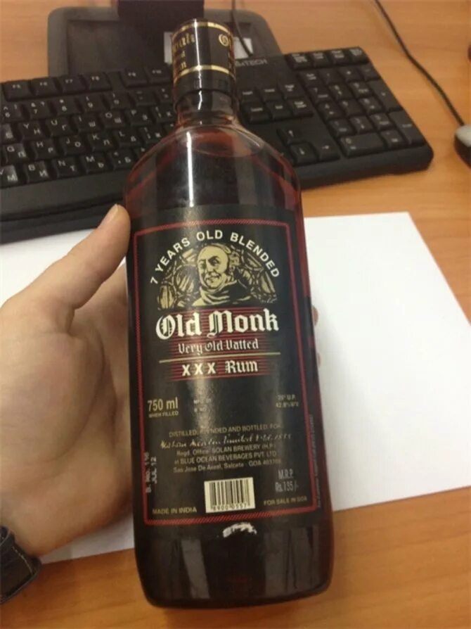 Индийский old monk. Ром Гоа Олд Монк. Ром с Гоа old Monk. Ром из Индии Олд Монк. Ром индийский Олд Монк в пластике.