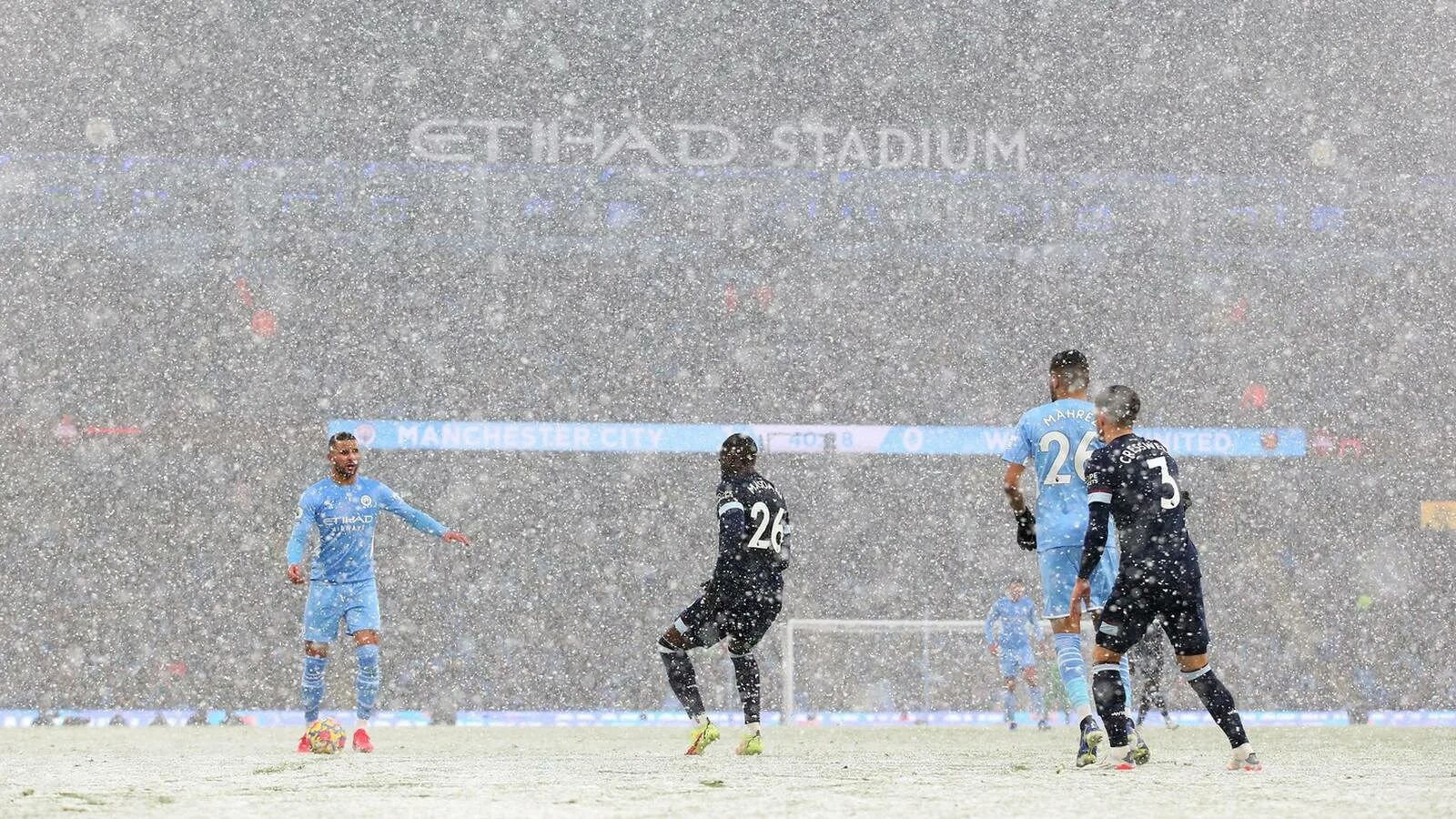 Манчестер снег. Футбольный матч на снегу. Родри Манчестер Сити 2023. Haaland man City обои. Манчестер сити вест хэм