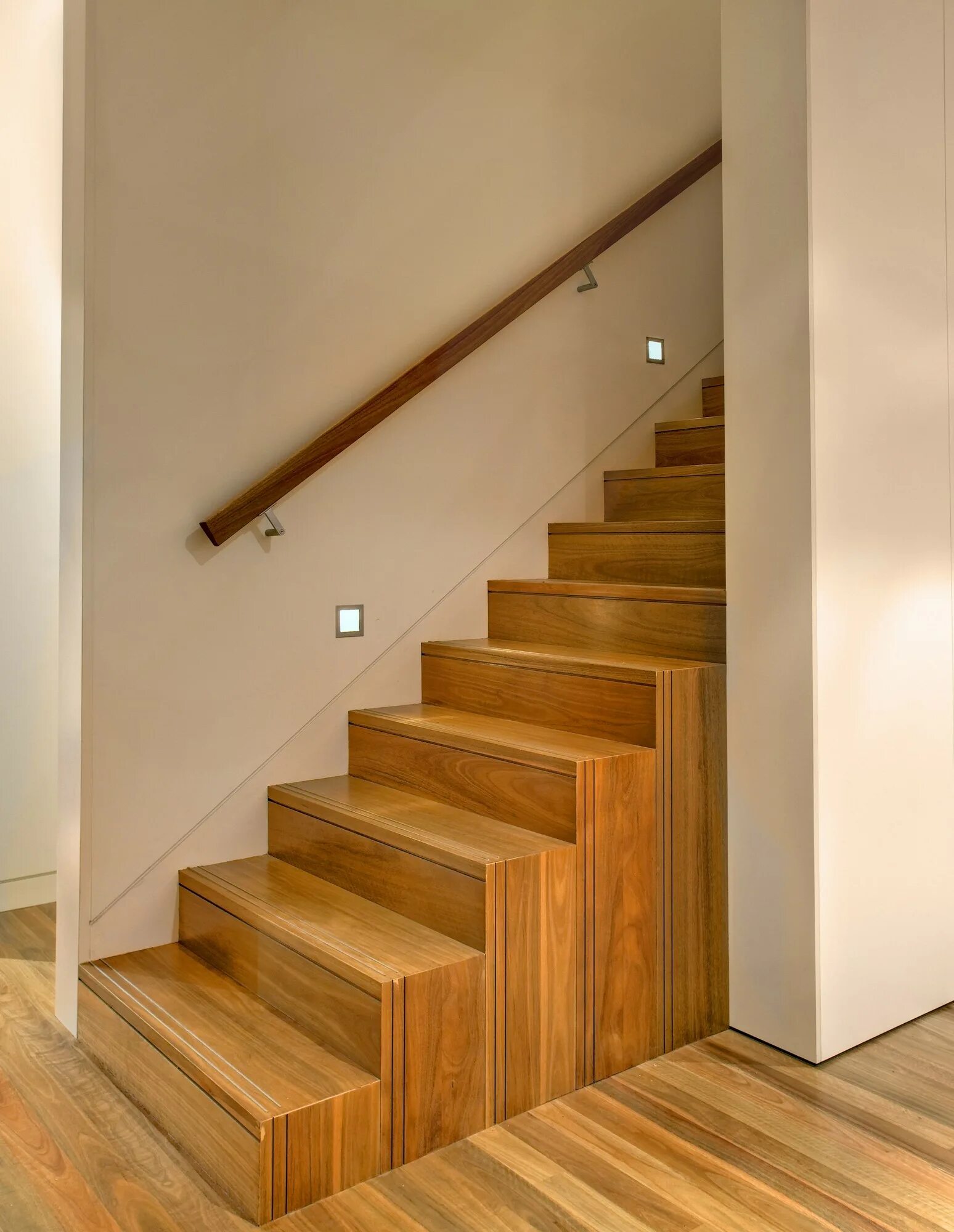 Oman nozycowe lux. Лесенки в играх. Лестница деревянная с полками. Как убрать лесенки. Лестница без перил.