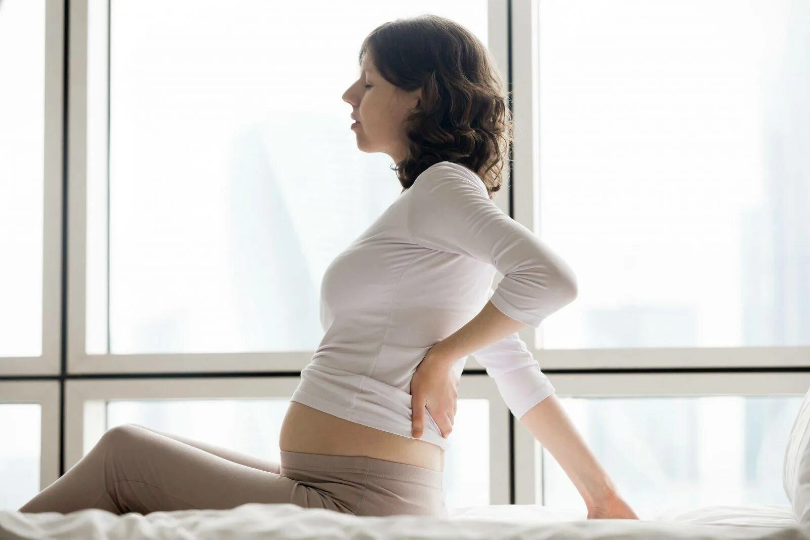 Боли во время беременности. Боль в спине у беременных. Боли при беременности. Беременные со спины. Беременность сзади.