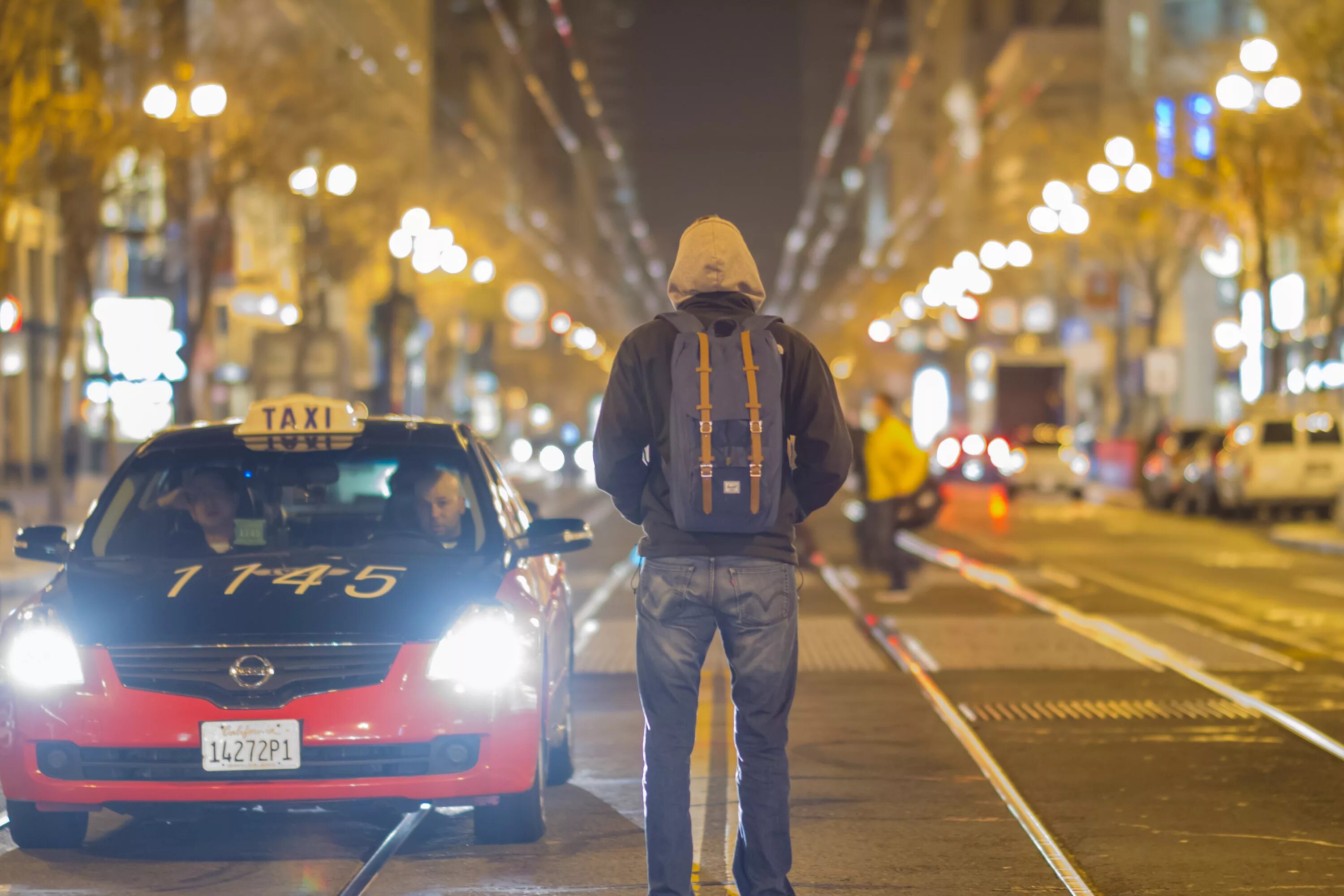 Taxi life a city driving моды. Город люди машины. Человек на дороге. Машина человек дорога. Люди и машины на улице.